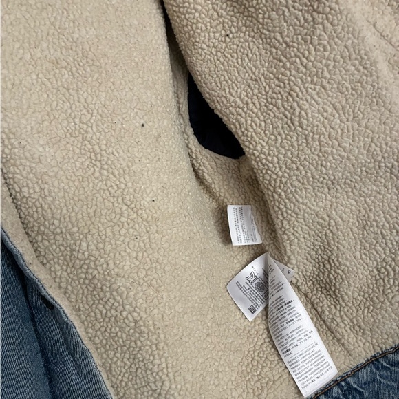 Levi's Light Blue Denim Jacket with Cream Sherpa Lining - Picture 4 of 5